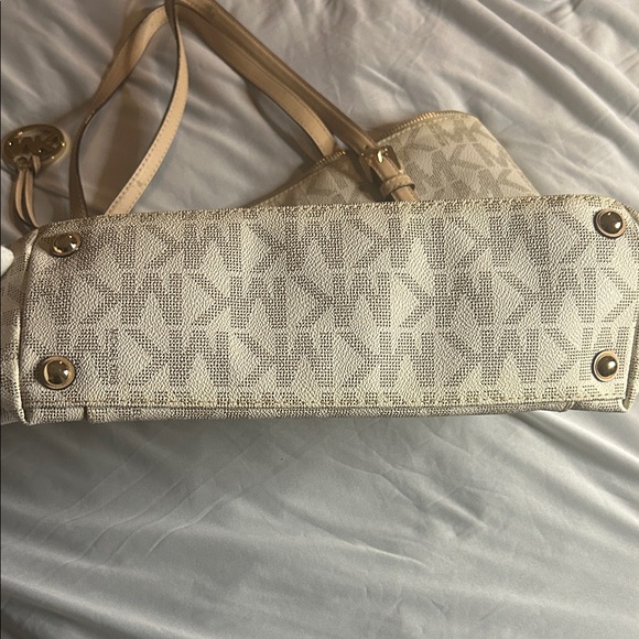 MICHAEL KORS Vanilla Signature Logo East West Tote Bag - Picture 3 of 4